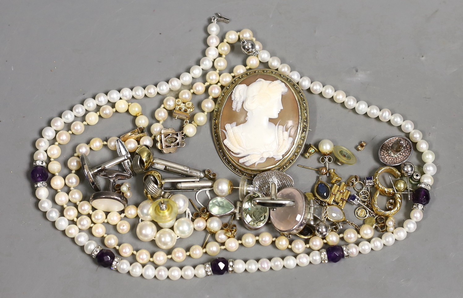 Sundry jewellery including a gilt white metal and gem set bracelet, a quartz set pendant, a 9ct gold charm, a cultured pearl and amethyst necklace, mounted cameo shell brooch and assorted cultured pearl ear studs etc.